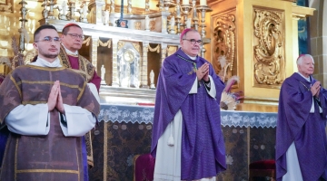 Kard. Ryś: łódzki Kościół stał się dla mnie domem! | Ingres kard. Rysia do katedry na Wawelu