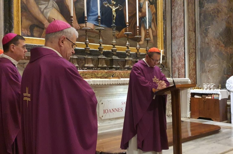 Kard. Ryś przy grobie św. Jana Pawła II: kiedy przyjmujemy Słowo, przyjmujemy Ducha i przyjmujemy drugiego człowieka