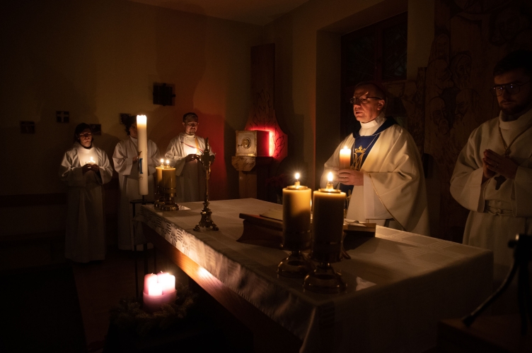 Bp Kleszcz podczas Rorat w DA5: nie przejmuj się tak wszystkim, zaufaj Panu Bogu!