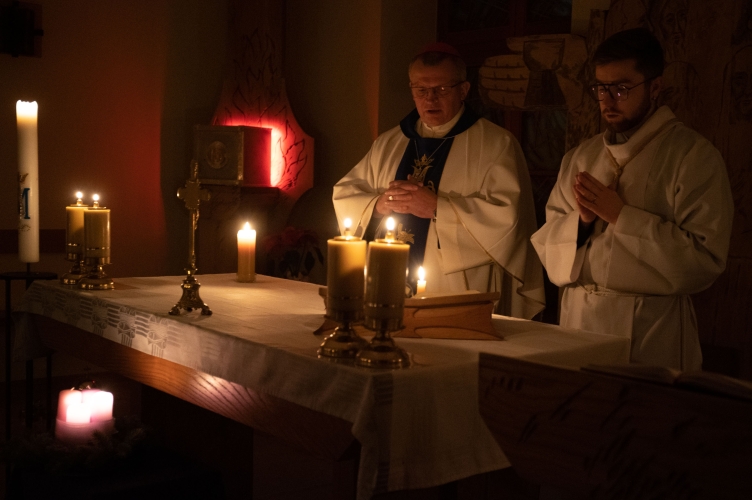 Bp Wołkowicz podczas Rorat w DA5: Wpatrujmy się w Maryję po to, by  poddawać Panu Bogu!