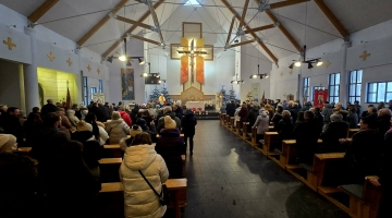 Bp M. Marczak poświęcił nową ścianę ołtarzową w parafii na łódzkim Złotnie