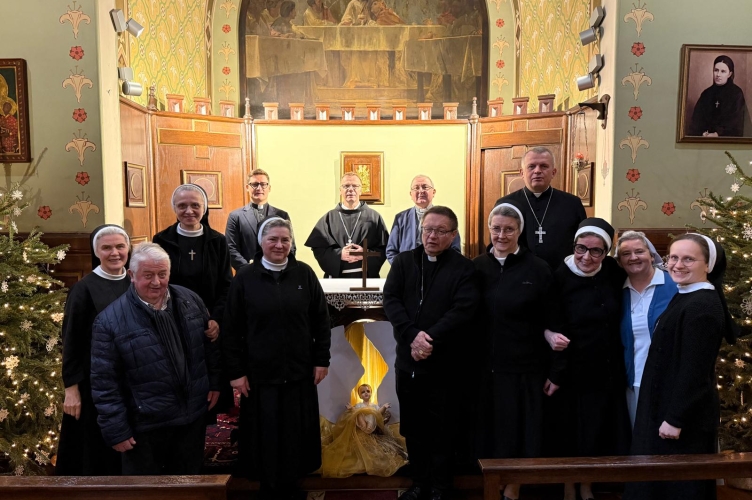 Biskupi łódzcy celebrowali Eucharystię w paryskiej wspólnocie Sióstr Nazaretanek