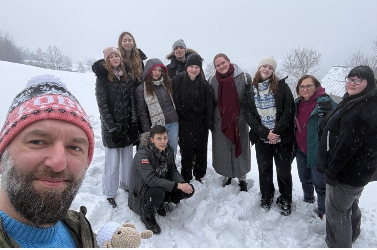 Zimowa wyprawa w Gorce – radość, wspólnota i „luksusowy” czas razem