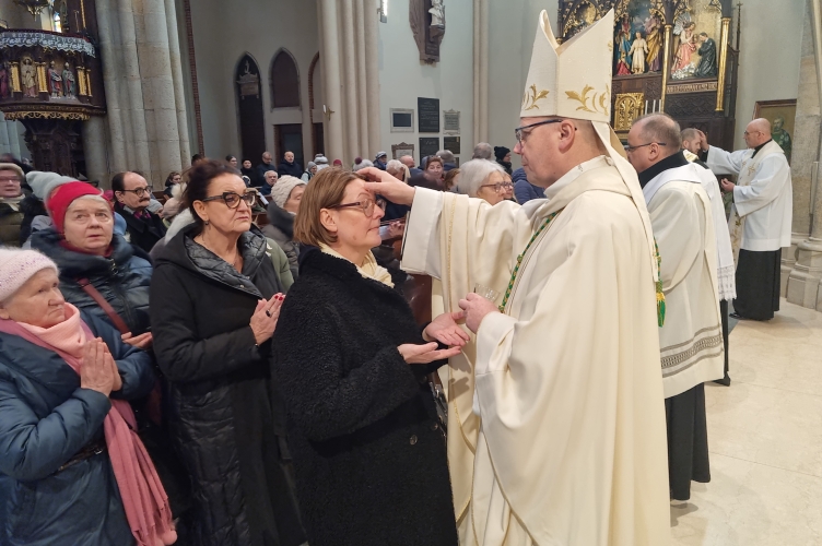 Bp Kleszcz do chorych: proszę was, żebyście nie traktowali Sakramentu Namaszczenia Chorych  w sposób magiczny!