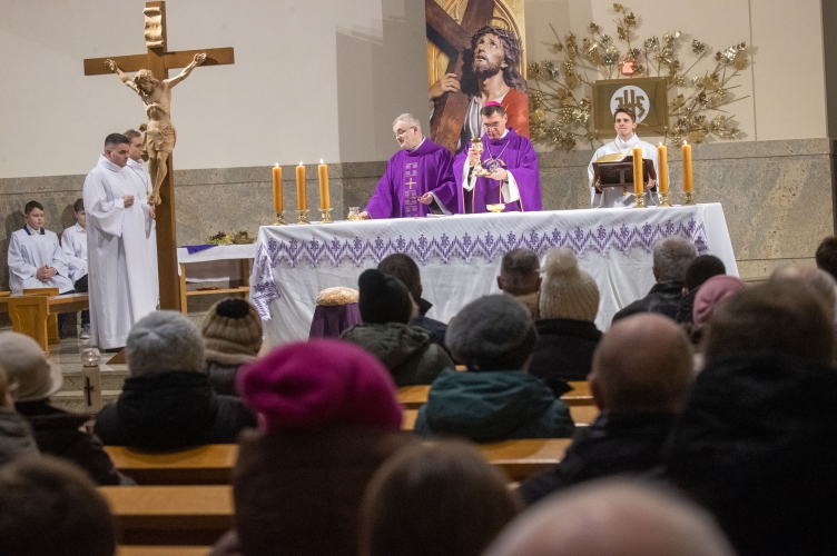 Bp Marczak podczas liturgii stacyjnej: to nie my się nawracamy, to Jezus nas nawraca, może nas nawrócić swoją łaską!