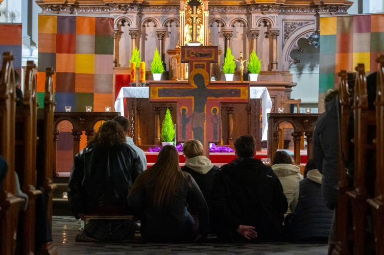 Modlitwą w duchu Taize zainaugurowano przygotowania do 49. Europejskiego Spotkania Młodych Łódź 2026