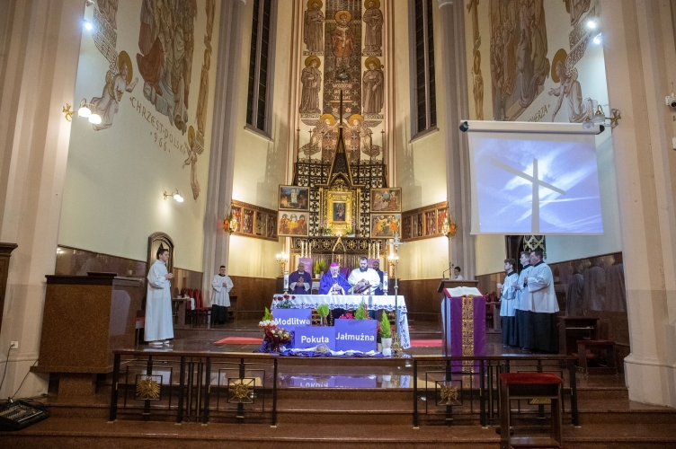 Abp Ziółek podczas liturgii stacyjnej: nasza modlitwa musi być związana z codziennym życiem!