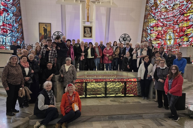 Rekolekcje w drodze i na scenie – parafialne pielgrzymki Łodzian na Misterium Męki Pańskiej w Ołtarzewie