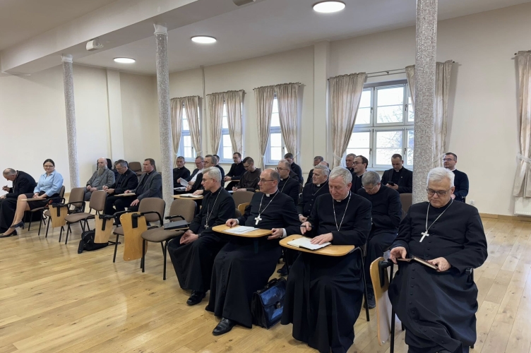 Bp Wołkowicz uczestniczy w warsztatach formacji stałej dla biskupów i prezbiterów w Gnieźnie