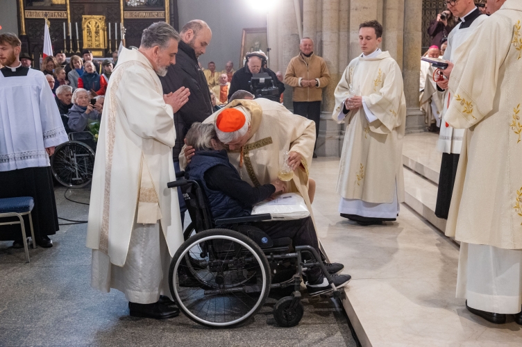 Kard. Krajewski na Wielki Poniedziałek: Miłość nie zna ekonomii!