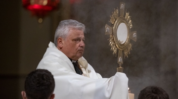 Kard. Krajewski - dziękuję, że zechcieliście w ten czwartkowy wieczór zgromadzić się w Kościół - przedingresowy wieczór modlitwy w katedrze łódzkiej