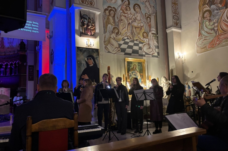 Adoracja Krzyża w Parznie – Droga Krzyżowa w ciszy, słowie i śpiewie