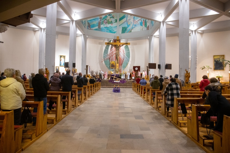 Bp Marczak podczas liturgii stacyjnej: Bóg może nas uwolnić z niewidzenia!