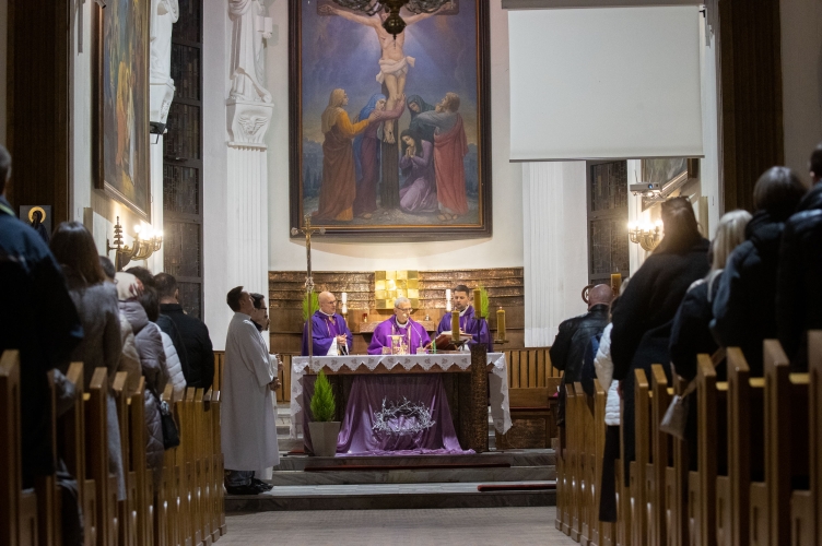Bp Pękalski podczas liturgii stacyjnej: każdy dzień przeżyjmy zgodnie z wolą Boga!