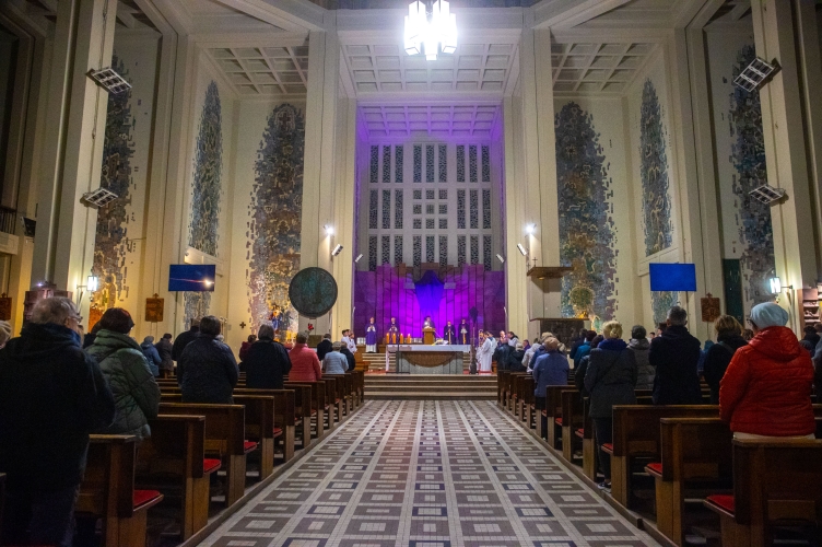 Bp Marczak podczas liturgii stacyjnej: a jeśli Łazarzem spoczywającym w grobie, który umarł, jesteśmy my?