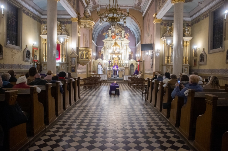 Bp Wołkowicz podczas liturgii stacyjnej: jeżeli z wiarą będziemy patrzeć na krzyż, to tam możemy odnaleźć samych siebie!