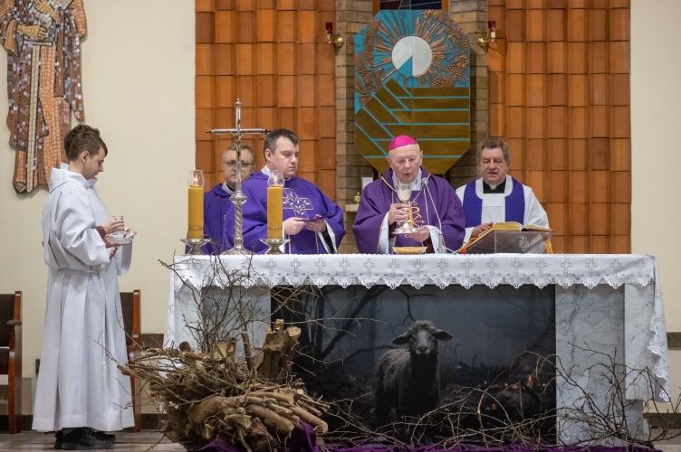 Abp Ziółek podczas liturgii stacyjnej: chrześcijaństwo nie jest ideologią, doktryną, światopoglądem, ale jest Bożą rzeczywistością!
