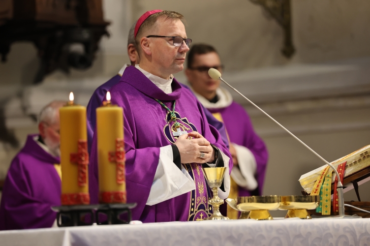 O uzdrowieniu przeszłości i zaufaniu Bogu – drugi dzień rekolekcji dla Łodzi