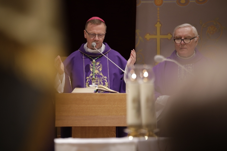 Bp Kleszcz: Bóg może przemówić przez każdego– wielkopostna Eucharystia na Stokach