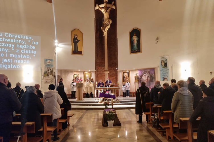 W obliczu trudności chwycić za krzyż | Bp Piotr Kleszcz w Kościele Stacyjnym