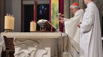 Kard. Krajewski podczas Eucharystii czwartkowej: Jezus jest Bogiem miednicy i ręcznika!