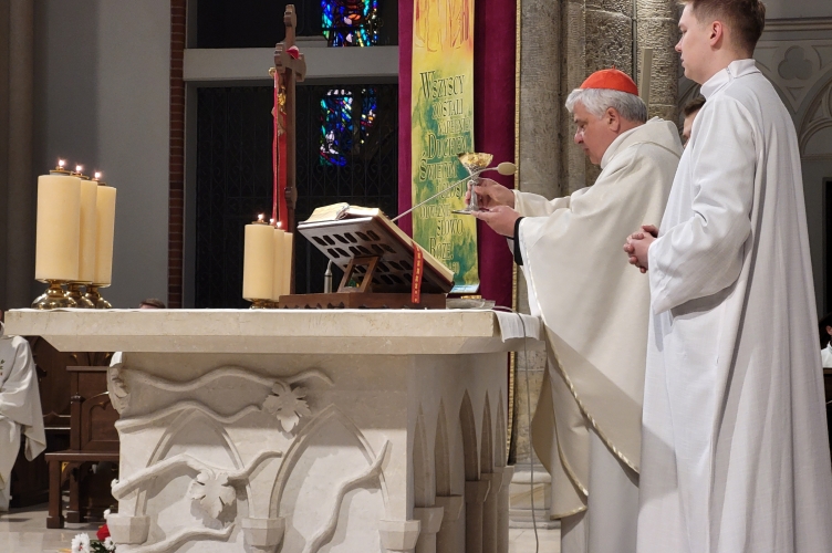 Kard. Krajewski podczas Eucharystii czwartkowej: Jezus jest Bogiem miednicy i ręcznika!