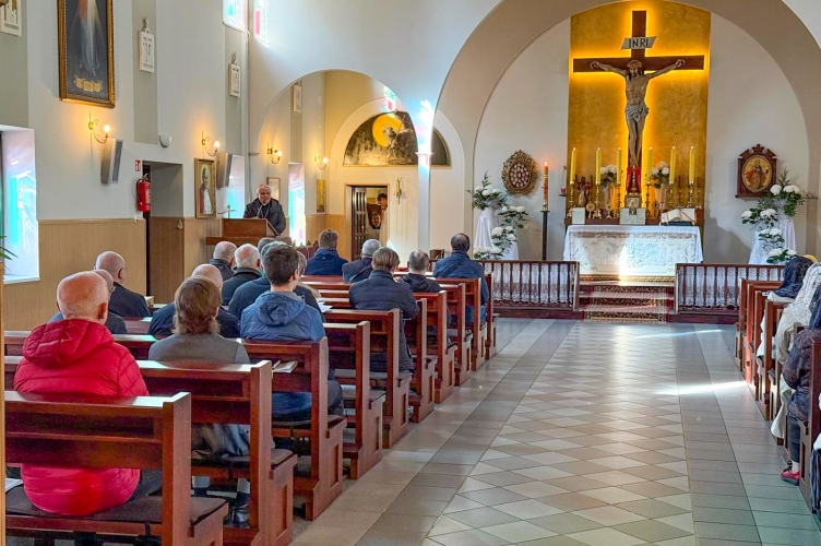 Kard. Krajewski spotkał się i pozdrowił wiernych Duszpasterstwa Tradycji Łacińskiej Archidiecezji Łódzkiej