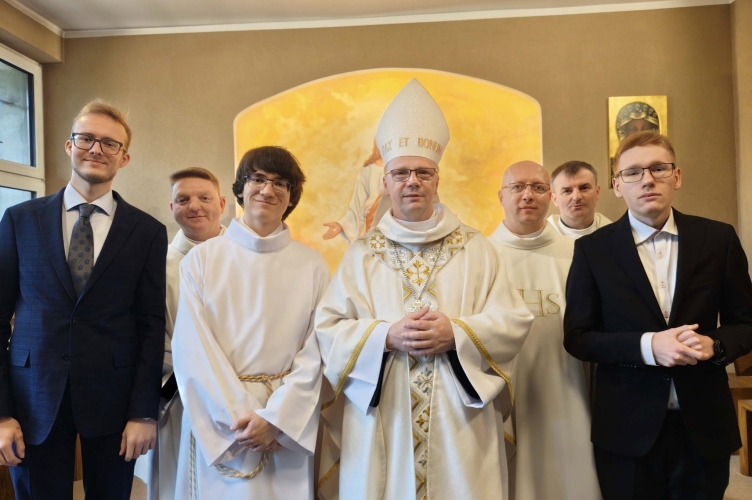 Bp Kleszcz z wizytą u kleryków Roku Propedeutycznego w Łasku-Kolumnie