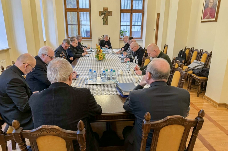 Kard. Krajewski spotkał się z przedstawicielami wydziałów kurialnych na kwietniowej radzie biskupiej
