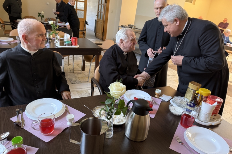 Wielkopiątkowa wizyta kard. Konrada w Domu Księży Emerytów