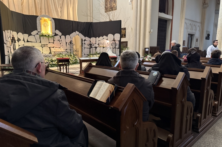 Cisza Wielkiej Soboty - Liturgia Godzin w łódzkiej katedrze