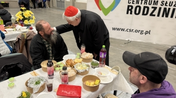 Śniadanie Wielkanocne dla 800 osób w kryzysie bezdomności w łódzkiej Hali Expo