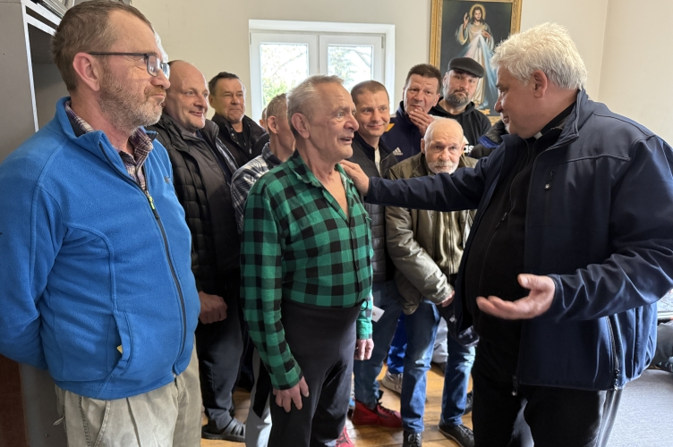 Kard. Krajewski odwiedził dwa łódzkie domy dla osób w kryzysie bezdomności