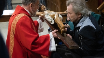 Ucałujmy krzyż z nadzieją! - katedralna Liturgia na cześć Męki Pańskiej