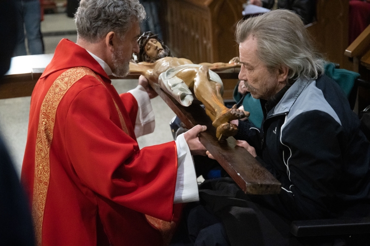 Ucałujmy krzyż z nadzieją! - katedralna Liturgia na cześć Męki Pańskiej