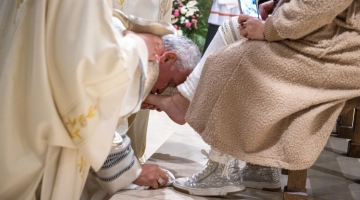 Kard. Krajewski podczas Mszy Wieczerzy Pańskiej: Jezus przyszedł do wszystkich, umył nogi także Judaszowi!