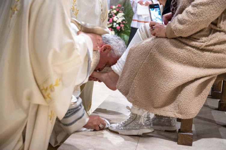 Kard. Krajewski podczas Mszy Wieczerzy Pańskiej: Jezus przyszedł do wszystkich, umył nogi także Judaszowi!