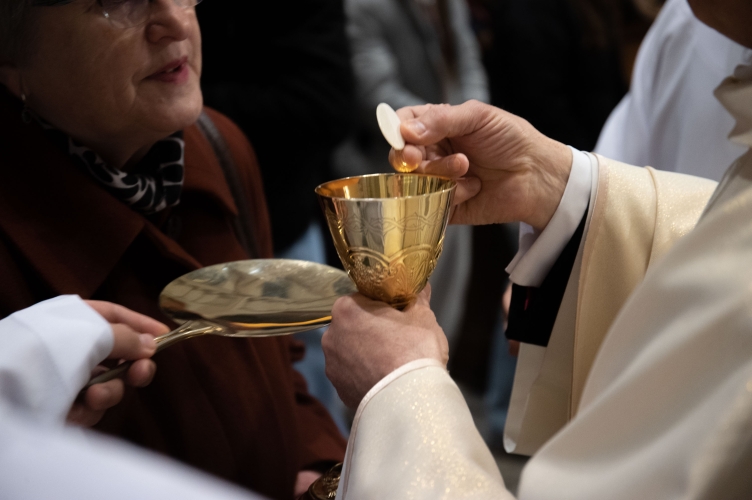 Komunikat kard. Konrada Krajewskiego o Komunii św. pod dwiema postaciami w każdy czwartek
