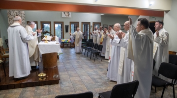 Kard. Krajewski do duchownych: trzeba dotknąć się Boga w sakramencie pokuty, kiedy zaczynam być byle jaki!