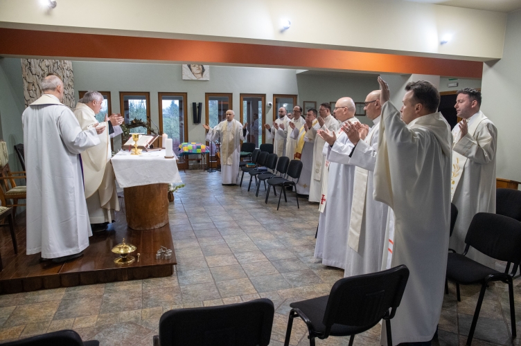 Kard. Krajewski do duchownych: trzeba dotknąć się Boga w sakramencie pokuty, kiedy zaczynam być byle jaki!