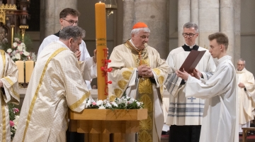 Kard. Krajewski podczas Wigilii Paschalnej: to my mamy zanieść Zmartwychwstałego do naszej Galilei codzienności!