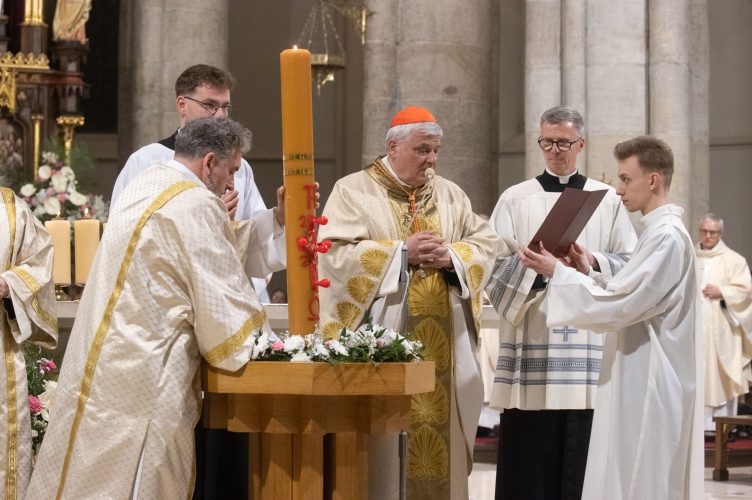 Kard. Krajewski podczas Wigilii Paschalnej: to my mamy zanieść Zmartwychwstałego do naszej Galilei codzienności!