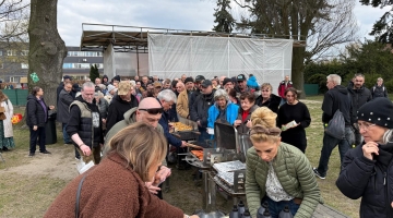 Kard. Krajewski grillował dla osób w kryzysie bezdomności "Zupy u Fatimskiej"