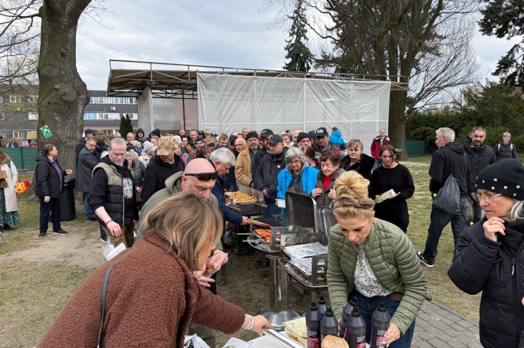 Kard. Krajewski grillował dla osób w kryzysie bezdomności "Zupy u Fatimskiej"