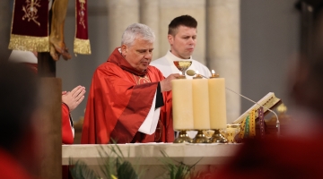 „Służyć to znaczy chodzić Jego drogami, nie drogami świata” | czwartkowa Eucharystia w łódzkiej Katedrze