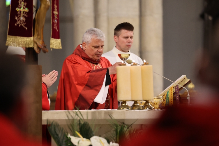 „Służyć to znaczy chodzić Jego drogami, nie drogami świata” | czwartkowa Eucharystia w łódzkiej Katedrze