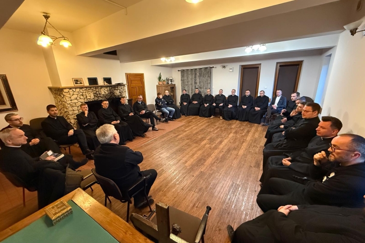 Spotkanie dla młodych księży w Domu Rekolekcyjnym Ogniska Miłości w Olszy