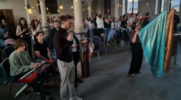 Młodzi uwielbiają Boga w sercu Łodzi – wtorkowe spotkanie wspólnoty EFEZ u Jezuitów