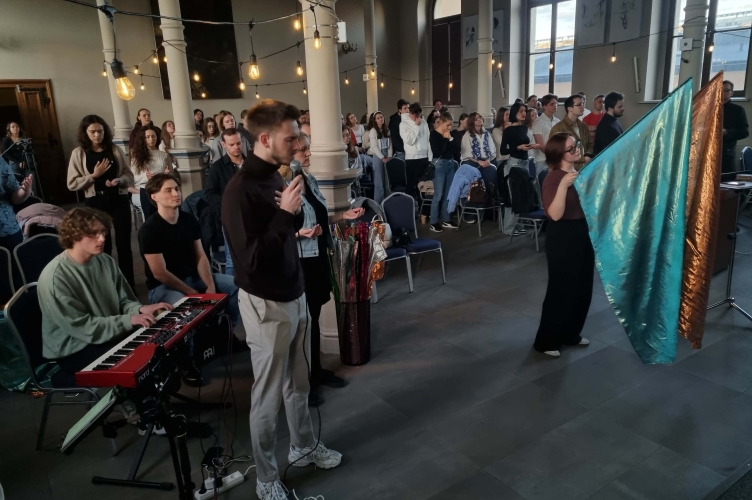 Młodzi uwielbiają Boga w sercu Łodzi – wtorkowe spotkanie wspólnoty EFEZ u Jezuitów