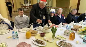 Kard. Krajewski zaprosił podopiecznych Sióstr Matki Teresy z Kalkuty na śniadanie wielkanocne